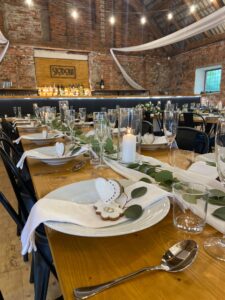 Bílý šifon, ubrousky, skl. válce