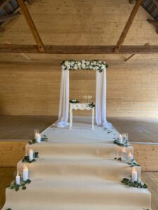 Brána s bílou látkou, umělou květinou + obřadní stolek